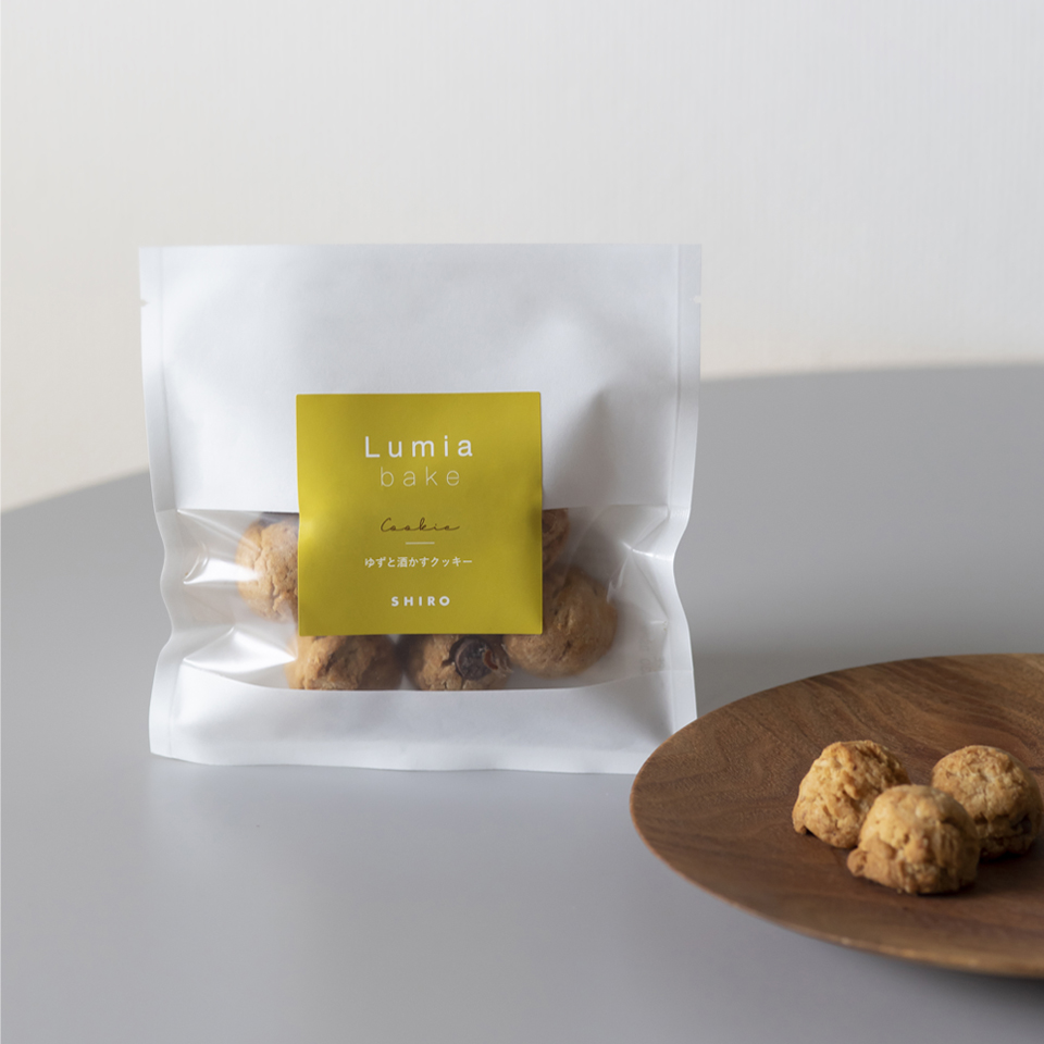 YUZU & SAKEKASU COOKIE 低温でじっくりと焼き上げることで引き出された酒かすの奥深い甘さと、フレッシュで爽やかなゆずの香りを楽しめるクッキーです。常温はもちろん、冷やして食べる“冷やしベイク”もおすすめ。