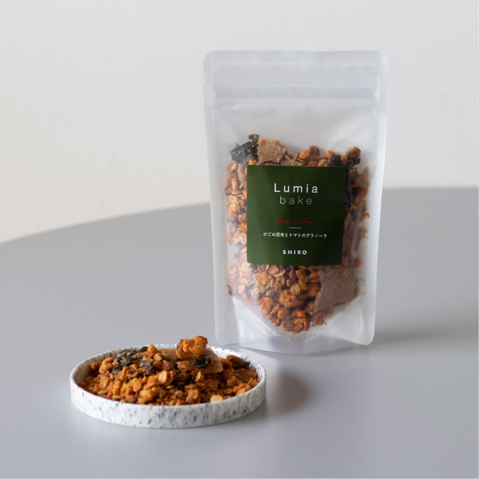 KOMBU & TOMATO GRANOLA アーモンドスライスにがごめ昆布特有の粘り気をプラス。さらに、トマトとがごめ昆布を掛け合わすことにより旨味の相乗効果を引き出しました。そのままお召し上がりいただくと、食感を楽しむことができ、おやつにはもちろんおつまみとしてもおすすめです。