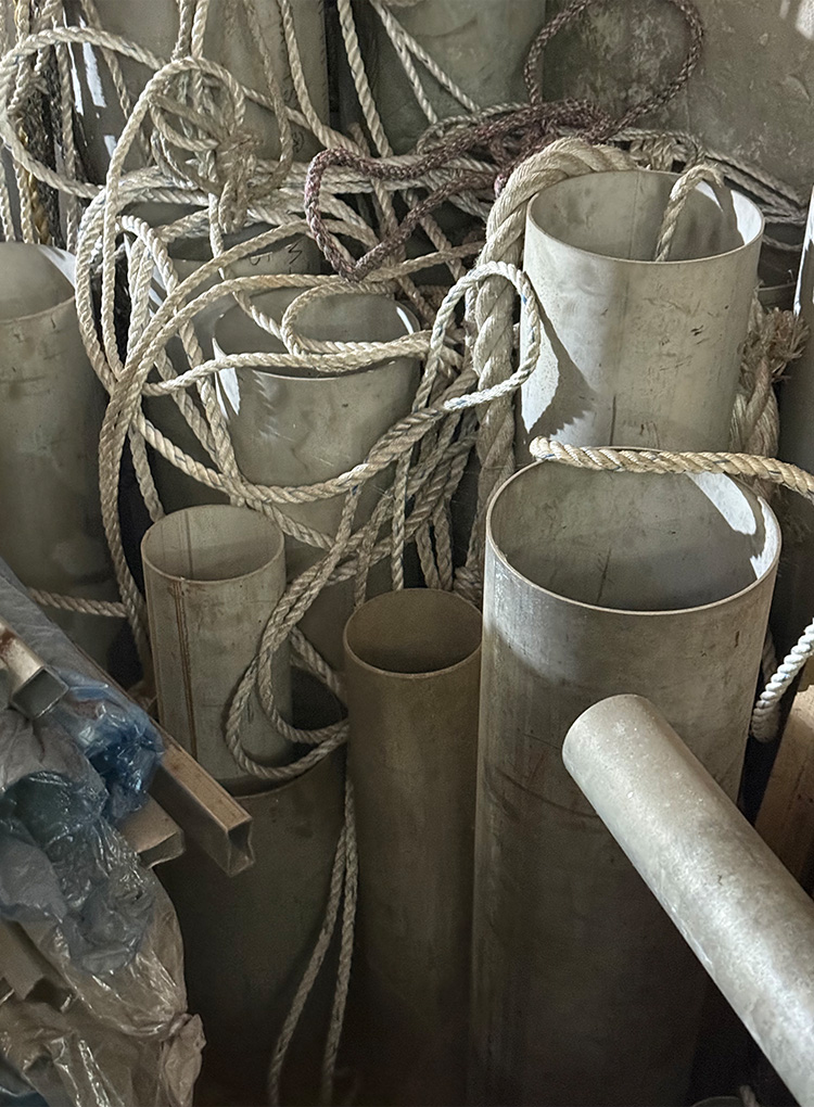 鉄鋼工場地帯のムンレドンで見つけた筒状の鋼材