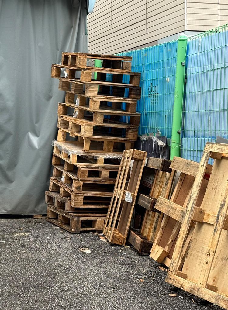 ウルチロサムガエリアの印刷所に山積みになっていた木製の梱包材やパレット