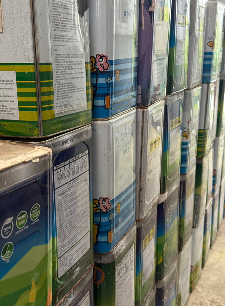 塗装業者で積み上げられた一斗缶たち