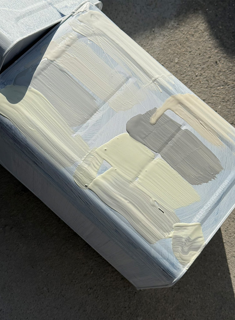 残塗料の中から塗装に使用する色を選ぶための試し塗り