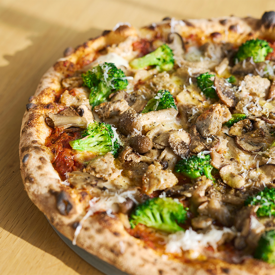 自家製サルシッチャ道産チーズとキノコのピッツァ